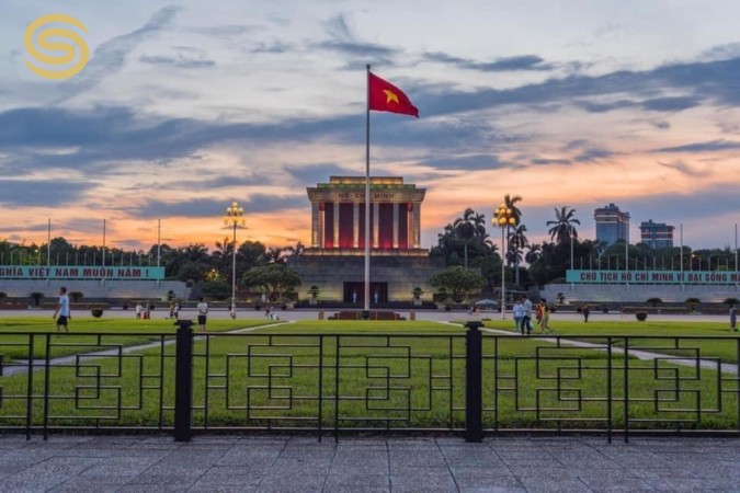 Watch the flag-raising ceremony at President Ho Chi Minh's mausoleum